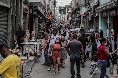 Pessoas caminham pelo Saara, região de comércio popular no centro do Rio, capital do segundo Estado mais afetado pela pandemia no Brasil.