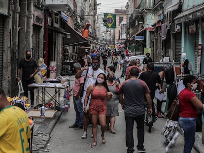 Decenas de personas caminan por el centro comercial de Saara en Río de Janeiro (Brasil).