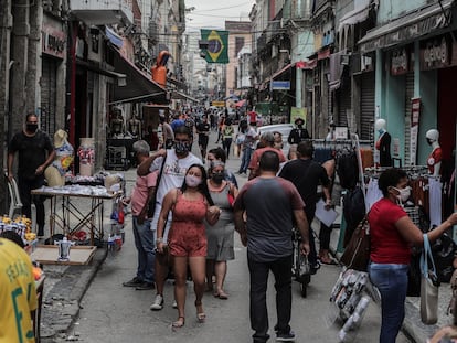 Rua no centro do Rio de Janeiro alterna lojas fechadas devido à pandemia com ambulantes a todo vapor, numa amostra das contradições frente à covid-19