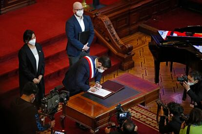 Chilean President Gabriel Boric signs the final draft of the constitutional proposal during its presentation at the National Congress in Santiago, on July 4, 2022. - The Constitutional Convention submitted the final draft Constitution to Chilean President Gabriel Boric. (Photo by JAVIER TORRES / AFP)