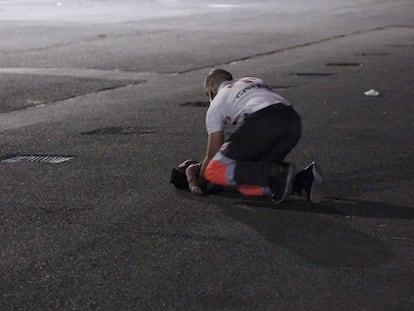 Un voluntario de Cruz Roja reanima a un bebé que llegó en parada cardíaca al muelle de Arguineguín.