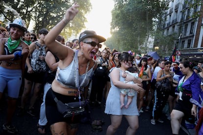 Manifestantes gritan consignas en la marcha feminista de Buenos Aires (Argentina).