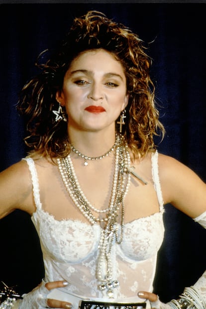 Madonna lleva décadas escuchando cómo la prensa especializada propone discípulas para arrebatarle su trono como reina del pop mundial, una escena creada a su imagen y semejanza. La lista es interminable: Lady Gaga, Katy Perry, Christina Aguilera, Gwen Stefani, Rihanna, Pink… Y lo cierto es que, pese a sus 66 años y lo errático de su trayectoria profesional reciente, la de Like A Virgin continúa siendo la artista femenina con más discos vendidos de la historia y un impacto cultural –aquí The New York Times compila 60 episodios en los que cambió la sociedad contemporánea– que todavía nadie se acerca a discutir.