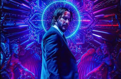 Keanu Reeves vuelve a estar glorioso en John Wick 3, la tercera entrega de la saga de acción, en la que, principalmente, tenemos varias de las mejores secuencias de acción en los últimos años. Los hechos acontecidos en la segunda entrega provocan que la recompensa por la cabeza de "el hombre del saco" se duplique, pero el despiadado asesino es capaz de hacer frente a todo lo que se le venga por delante. 