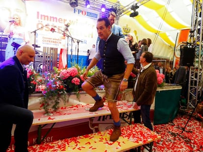 El l&iacute;der del FP&Ouml;, Heinz-Christian Strache, con el atuendo tradicional el 1 de mayo. 