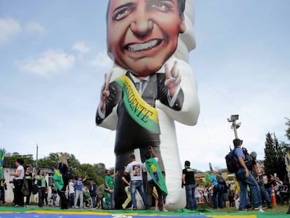 Ato em apoio ao candidato Jair Bolsonaro em frente ao hospital onde ele está internado, em São Paulo, no dia 16 de setembro