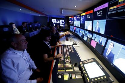 Sala de control de la transmisión del debate en un plató en Boadilla del Monte (Madrid).