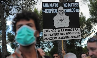 Protesta en la puerta del Hospital Carlos III de Madrid, el pasado 8 de octubre.