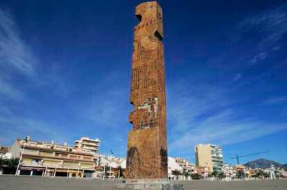 La escultura de Arcadi Blasco que ha quedado rodeada de arena tras las obras en la playa de El Campello.