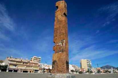 La escultura de Arcadi Blasco que ha quedado rodeada de arena tras las obras en la playa de El Campello.