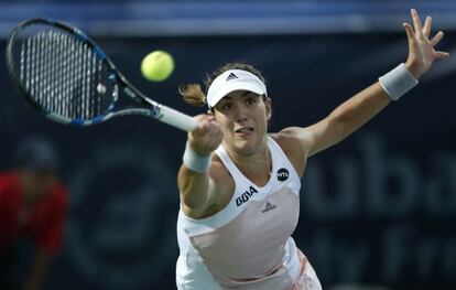 GarbiÑe Muguruza trata de golpear la pelota