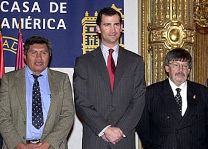 El príncipe Felipe, junto a Bonifacio Barrientos, líder de la Capitanía del Alto y Bajo Isoso, (izquierda) e Ignacio Chaves, director del Insituto Caro y Cuervo, en la Casa de América de Madrid.