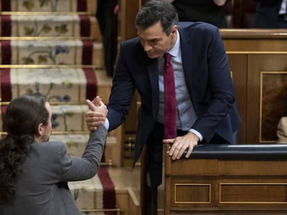 Pablo Iglesias saluda a Pedro Sánchez tras la sesión de investidura. 
