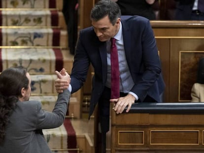 Pablo Iglesias saluda a Pedro Sánchez tras la sesión de investidura.
