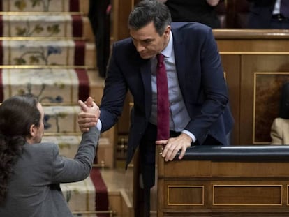 Pablo Iglesias saluda a Pedro Sánchez tras la sesión de investidura. 