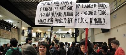 Cacerolada en la Facultad de Geografía contra las capillas universitarias, en 2011.
