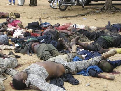 Cadáveres amontonados a la entrada de una comisaría en la ciudad nororiental de Bauchi.