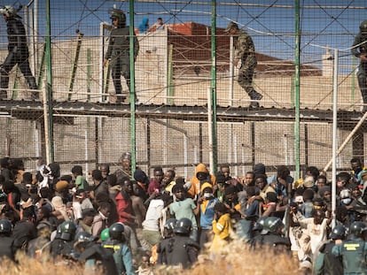 Migrantes africanos junto a la valla de Melilla, el 24 de junio.