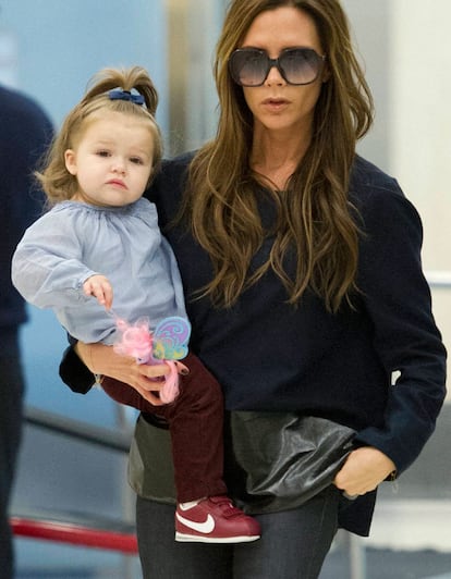 Haper junto a su mamá, luciendo sus primeras deportivas Nike.