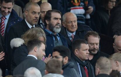 Eric Cantona, ex jugador del Manchester, en las gradas de Old Trafford.