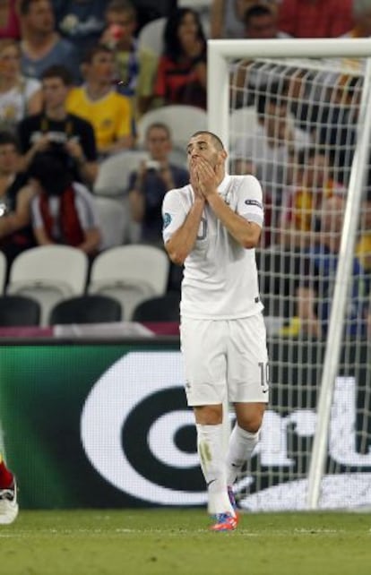 Benzema se lamenta durante el partido