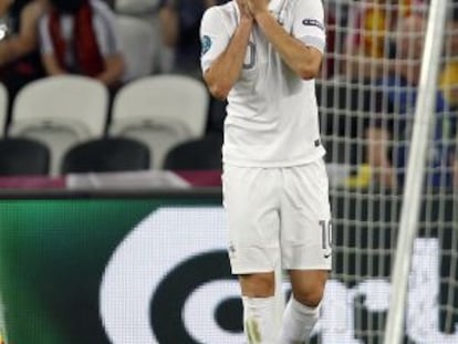 Benzema se lamenta durante el partido