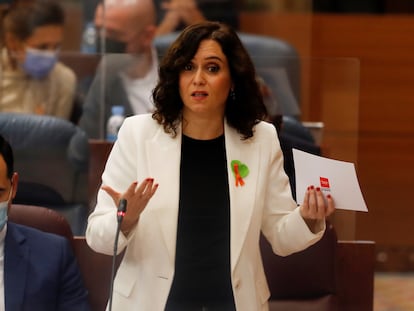 La presidenta, Isabel Díaz Ayuso, durante el pleno de este jueves.