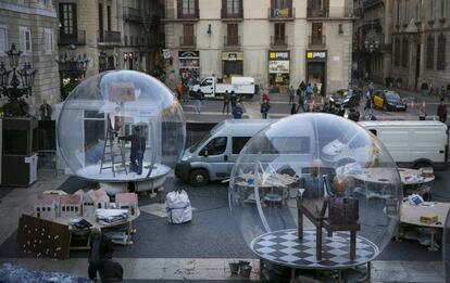 Preparatius del pessebre de la plaça de Sant Jaume.