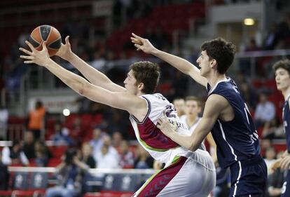 Tibor Pleiss lucha por el balón con Emrican Kosut en el partido de Estambul.