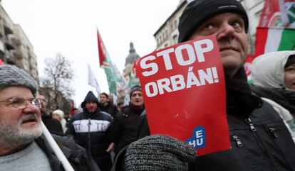 Manifestantes contra Orbán este sábado en las calles de Budapest.