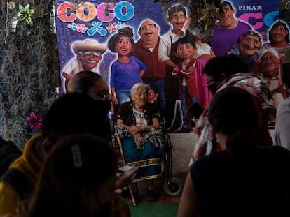 Turistas esperan para hacerse una foto con Salud Ramírez, en Santa Fe de la Laguna, el 15 de marzo.
