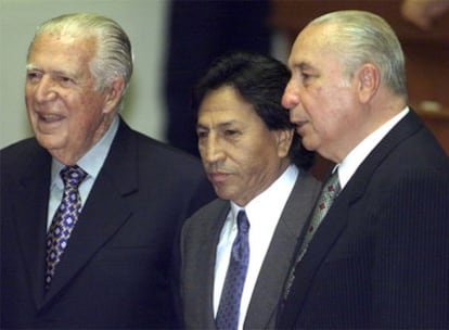 Francisco Morales Bermúdez (derecha), en 2000, junto al entonces líder de la oposición, Alejandro Toledo (centro) y el ex presidente Fernando Belaúnde.