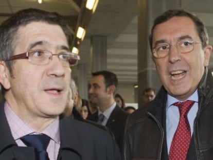 Bilbao (a la derecha) habla con el lehendakari López en un acto público en Barakaldo.