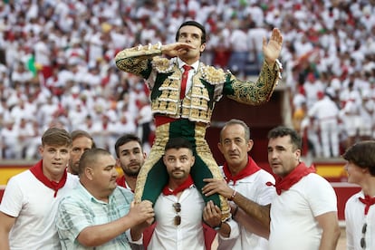 Emilio de Justo, a hombros tras cortar las dos orejas al quinto toro de la tarde.