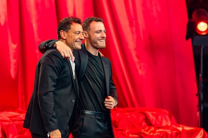 Omar Ayyashi, esposo de Cayetana Guillén Cuervo, junto a Kerem Bürsin, uno de los premiados en la gala Starlite 2025. 