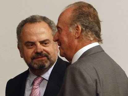 El rey Juan Carlos conversa con Ignacio Polanco.