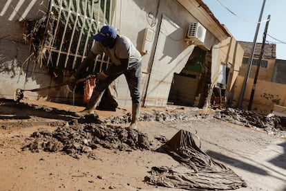 Un hombre despeja barro de las aceras, tras la inundación, en la pedanía de Javalí Viejo (Murcia),este lunes.
