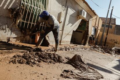 Un hombre despeja barro de las aceras, tras la inundación, en la pedanía de Javalí Viejo (Murcia),este lunes.