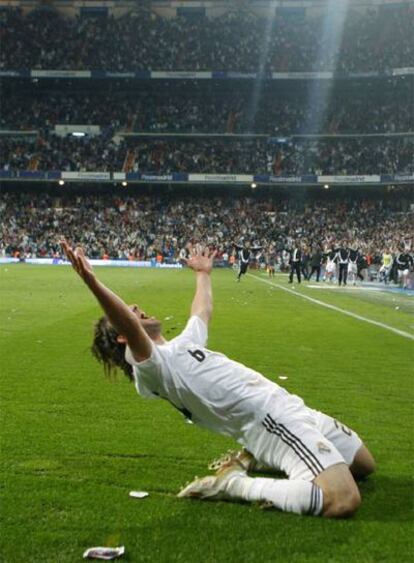 Higuaín, extasiado, festeja su gol victorioso para el  Madrid.