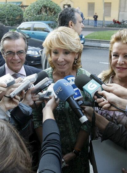 Esperanza Aguirre responde a los periodistas en un acto en Madrid.