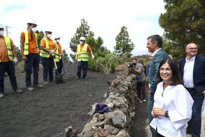 El presidente del Gobierno, junto a la ministra de Sanidad, Carolina Darias, durante su visita el martes a las obras de la nueva carretera de la zona norte de La Palma, conocida como carretera de La Costa (Tazacorte). Es la décima ocasión que Pedro Sánchez se desplaza a la isla tras la erupción del volcán en Cumbre Vieja en septiembre de 2021.