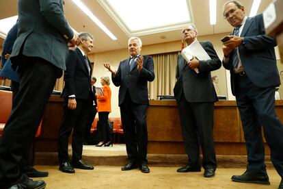 El comisario de Justicia de la UE, Didier Reynders (centro de la imagen), charla con varios diputados durante su visita oficial al Congreso el 29 de septiembre. 