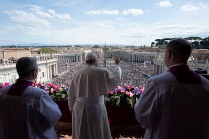 El papa Francisco, durante la bendición Urbi et Orbi ante fieles en la plaza de San Pedro, este domingo en el Vaticano.