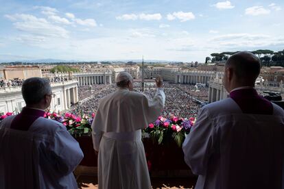 El papa Francisco, durante la bendición Urbi et Orbi ante fieles en la plaza de San Pedro, este domingo en el Vaticano.