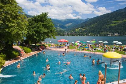 En verano e invierno, Zell am See (Austria). Tanto en verano como en invierno, Zell am See es un imán para quien busque paz, aire puro y fotogénicos paisajes alpinos. Su ubicación es perfecta: está junto al lago
Zell y cerca del monte Kitzsteinhorn, a cuya cima se accede en el funicular llamado Tren del Glaciar. Su pico
más cercano es el Schmittenhöhe, desde el que admirar una vista espectacular del pueblo. Obviamente, invierno en los Alpes es sinónimo de esquí y deportes de nieve,
para los que Zell am See está más que preparado. En estaciones cálidas, el senderismo y los baños en piscinas al aire libre son planes de lo más relajantes. Y para quien necesite una dosis de vida urbana, a la arquitectura tradicional restaurada del pueblo se suman atractivas tiendas.