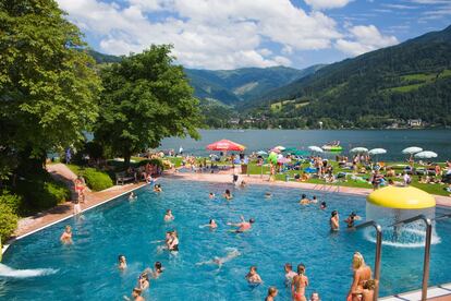 En verano e invierno, Zell am See (Austria). Tanto en verano como en invierno, Zell am See es un imán para quien busque paz, aire puro y fotogénicos paisajes alpinos. Su ubicación es perfecta: está junto al lago 
Zell y cerca del monte Kitzsteinhorn, a cuya cima se accede en el funicular llamado Tren del Glaciar. Su pico 
más cercano es el Schmittenhöhe, desde el que admirar una vista espectacular del pueblo. Obviamente, invierno en los Alpes es sinónimo de esquí y deportes de nieve, 
para los que Zell am See está más que preparado. En estaciones cálidas, el senderismo y los baños en piscinas al aire libre son planes de lo más relajantes. Y para quien necesite una dosis de vida urbana, a la arquitectura tradicional restaurada del pueblo se suman atractivas tiendas.