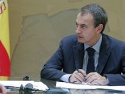 Zapatero, Salgado y Jáuregui durante la reunión en La Moncloa.  