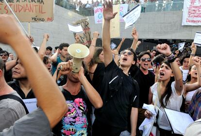 Miles de jóvenes han salido a la calle en varias ciudades de México para protestar contra la manipulación de los medios. En la imagen, la concentración en la capital