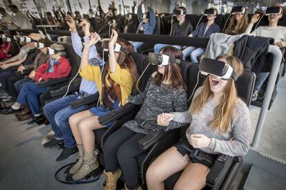 Demostració de realitat virtual a la cèntrica plaça de Catalunya de Barcelona.