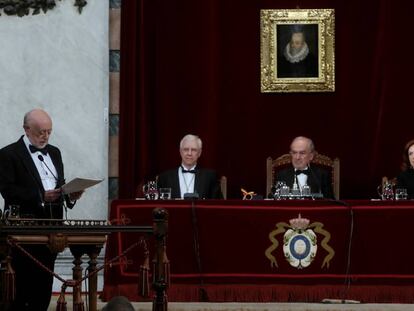 Carlos García Gual lee su discurso de ingreso en la Real Academia Española ayer en Madrid.